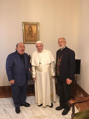 Lino Banfi (82 anni) con papa Francesco e don Sergio Mercanzin a Casa Santa Marta