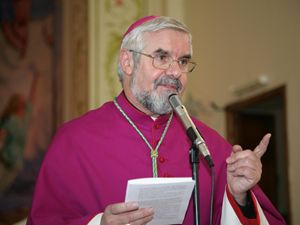 Monsignor Giancarlo Maria Bregantini, arcivescovo metropolita di Campobasso-Boiano. In alto: il presepe sotto l'albero di Montecitorio (foto Ansa)