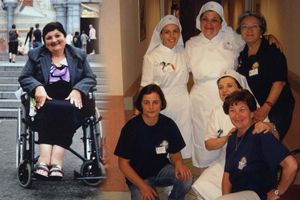 Antonietta Raco in sedia a rotelle durante il pellegrinaggio a Lourdes nel 2009 e, a destra, nel 2012 dopo la guarigione con l'abito di barelliera dell'Unitalsi