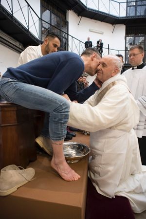 Roma, 29 marzo 2018, Giovedì Santo, carcere di Regina Coeli. Il Papa compie il rito della lavanda dei piedi. Tutte le foto di questa servizio sono di Vatican Media.