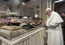 Il Papa in silenzio venera le spoglie mortali di Padre Pio