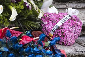 Un cuscino di fiori lasciato davanti alla Chiesa dove si sono celebrati i funerali di Fabrizio Frizzi