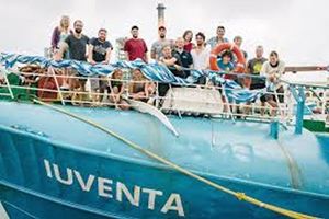 Qui e in copertina: la nave Iuventa, messa in mare dalla Ong tedesca Jugend Rettet (che significa "ragazzi in mare") per la ricerca e il soccorso dei migranti nel Mediterraneo.