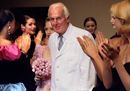 Morto a 91 anni il sarto Givenchy: suo il tubino nero di Audrey in Colazione da Tiffany
