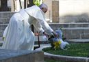 Il Papa sulla tomba don Tonino Bello, le immagini più belle