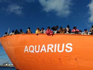 La nave Aquarius, foto: Ansa. In alto: un'immagine simbolica dell'Europa, foto: Reuters. 