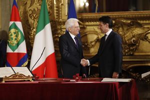 La stretta di mano tra il presidente della Repubblica Mattarella e il neo premier Giuseppe Conte (foto Ansa)