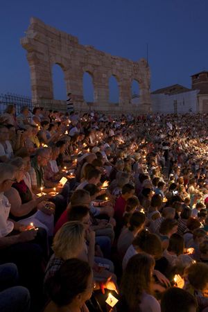 Il pubblico sugli spalti dell'Arena con le tradizionali candeline (photo Ennevi, Fondazione Arena)