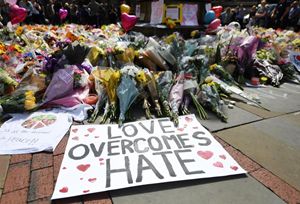 Fiori e messaggi per ricordare le vittime dell'attentato di Manchester