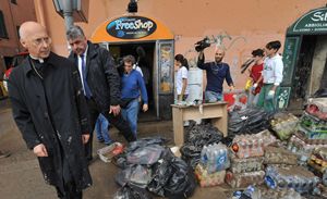 Il cardinale Angelo Bagnasco, arcivescovo di Genova, si reca sui luoghi colpiti dall'alluvione nell'ottobre 2014. Foto Ansa. Le fotografie in alto in copertina sono, invece, dell'agenzia Reuters. 