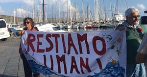 Uno striscione di protesta contro la decisione del ministro Salvini di non far sbarcare i naufraghi della nave Diciotti.
