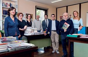 La redazione di Credere nella sede di via Giotto 36 a Milano. Da sinistra: Manuela Citterio, Brunella Acquati, Laura Bellomi, Giovanni Ferrò, Paolo Rappellino, don Vincenzo Vitale, don Antonio Rizzolo, Sonia Di Gisi