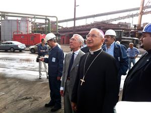 L'arcivescovo di Taranto, monsignor Filippo Santoro (71 anni), in visita all'ex Ilva (Ansa)