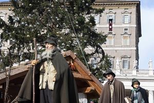 Il Papa si affaccia su Piazza San Pietro, dove è allestito il presepe.
