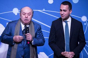 Luigi Di Maio (32 anni), vice premier e ministro del Lavoro e dello Sviluppo Economico, con Lino Banfi (82) durante l'evento del Movimento 5 Stelle sul reddito di cittadinanza del 22 gennio scorso (Ansa)