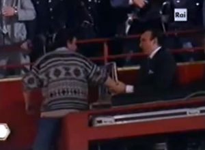 Sanremo 1995, Pippo Baudo "salva" Pino Pagano che minaccia di buttarsi dalla balconata dell'Ariston (Ansa)