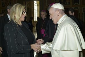 Mara Venier incontra papa Francesco durante l'udienza in Vaticano del 7 dicembre scorso con la delegazione che ha curato l'allestimento del presepe in sabbia in Piazza San Pietro (Ansa)
