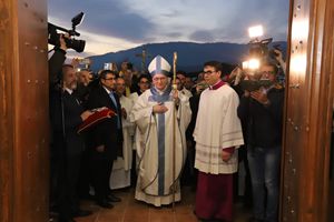 Il cardinale Pietro Parolin all'inaugurazione della nuova chiesa di San Benedetto.