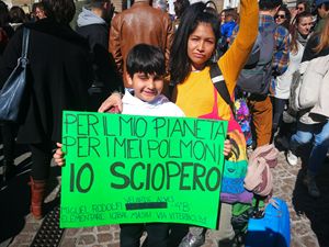 Miguel, 9 anni, con la madre Lizet, 30 in piazza della Scala a Milano