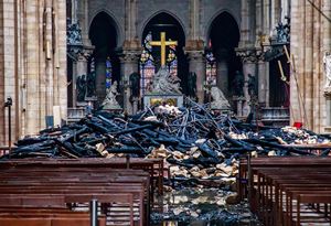 L'interno della cattedrale di Notre-Dame dopo l'incendio (Ansa)