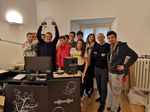 I ragazzi del Centro Lollo con il conduttore Nicola Savino (51 anni) e don Domenico, alla postazione della webradio, un innovativo progetto per la riabilitazione.