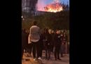 I francesi cantano l'ave Maria mentre le fiamme divorano Notre Dame
