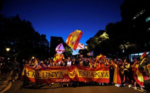 Manifestazione di catalani unionisti a Barcellona il 3 ottobre 2018 (foto Reuters).