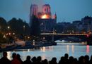 Parigi, l'incendio a Notre Dame: fuoco, fumo, lacrime e preghiere