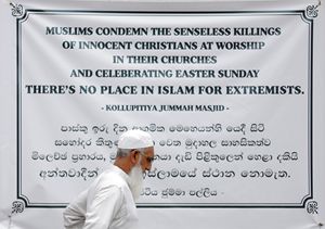 Un manifesto affisso sul muro di una moschea in Sri Lanka che condanna gli attentati contro i cristiani e afferma che nell'islam non c'è posto per gli estremisti (foto Reuters).
