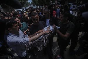 Il funerale di una bambina di pochi mesi morta nei bombardamenti a Gaza (foto Ansa).