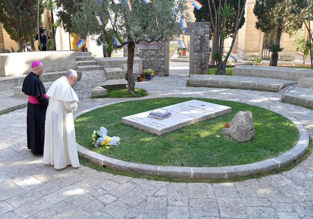 Il cardinale Bassetti pellegrino sulla tomba di don Tonino Bello