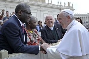 Roma, 22 maggio 2019. Denis Mukwege con papa Francesco in Piazza San Pietro, al termine dell'udienza generale. Tra loro, don Ampelio Crema, presidente del Centro culturale San Paolo. Foto Ansa. 