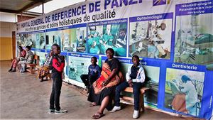 L'interbo dell'ospedale di Panzi, alla periferia della città di Bukavu (Repubblica democratica del Congo), dove opera Mukwege. La parete fotografata è di recente costruzione: serve a proteggere la parte dove il medico ha il suo studio. Mukwege infatti ha già subito la distruzione dell'ospedale precedente dove lavorava (fino al 1999), e un tentativo di omicidio.