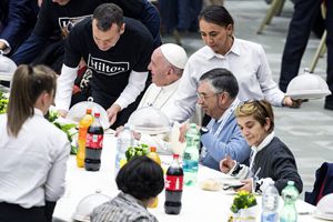 Il Papa a pranzo con i poveri nella Giornata mondiale loro dedicata il 18 novembre scorso (Ansa)