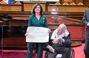 La Presidente del Senato, Elisabetta Casellati, consegna il premio a Franco Zeffirelli, nell'aula di Palazzo Madama, il 6 aprile scorso (Ansa)
