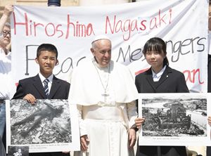 Francesco con i Giovani Messaggeri di Pace di Hiroshima e Nagasaki, venuti dal Giappone (Ansa)
