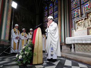 L'arcivescovo di Parigi Michel Aupetit mentre celebra la Messa (Reuters)