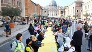 Nella foto: la scosa edizione della Tavolata senza muri. L'altro anno si è svolta solo a Roma. Quest'anno in 25 città.