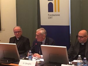 Da sinistra: monsignor Derio Olivero, vescovo di Pinerolo e delegato per i beni culturali ecclesiastici della Conferenza episcopale piemontese, e (al centro) Giovanni Quaglia, presidente della Fondazione Crt. Le foto di questo servizio sono dell'agenzia stampa Ansa.. 