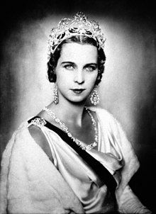 Maria Josè del Belgio (1906-2001), sposa di Umberto II. La Principessa mandò questa foto (con dedica) al generale Vittorio Ambrosio la notte del 25 luglio 1943, ricordando i comuni sforzi per rovesciare il regime. In copertina: il Re, Hitler e Mussolini in una rara immagine scattata  a Santa Marinella nel 1938.  