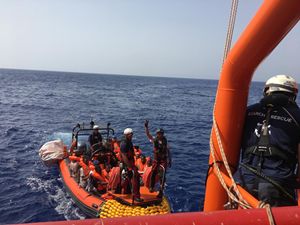 Una delle quattro operazioni di soccorso realizzate dalla Ocean Viking. Un altro degli interventi di salvataggio nella foto di copertina.