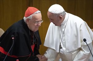 Il cardinale Gualtiero Bassetti con papa Francesco (Ansa)