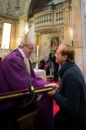 Francesco saluta padre Gonzalo il 17 marzo 2013 (Ansa)
