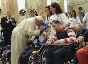 Papa Francesco saluta alcuni disabili durante la sua visita ad Assisi nel 2013 (Reuters)