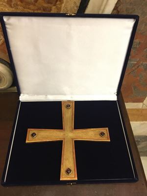 La croce che nel 1965 san Paolo VI donò a Ravenna. 