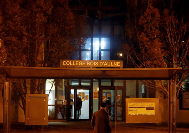 Professore decapitato vicino a Parigi: aveva mostrato caricature di Maometto in classe Professore decapitato vicino a Parigi: aveva mostrato caricature di Maometto in classe