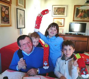 Da sinistra, nonno Francesco abbracciato al nipotino che porta il suo nome; Anna e Samuele in una foto ricordo 