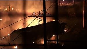 Un'immagine dell'incendio provocato nella stazione di Viareggio il 29 giugno 2009.
