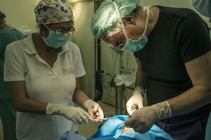 Un'equipe medica dell'Associazione al lavoro durante una delle missioni volontarie nei Paesi poveri.