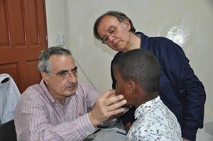 Qui e in copertina, il dottor Fabio Abenavoli, presidente di Emergenza Sorrisi, con alcuni piccoli pazienti.